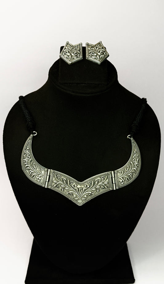 Heritage Scroll Choker Set