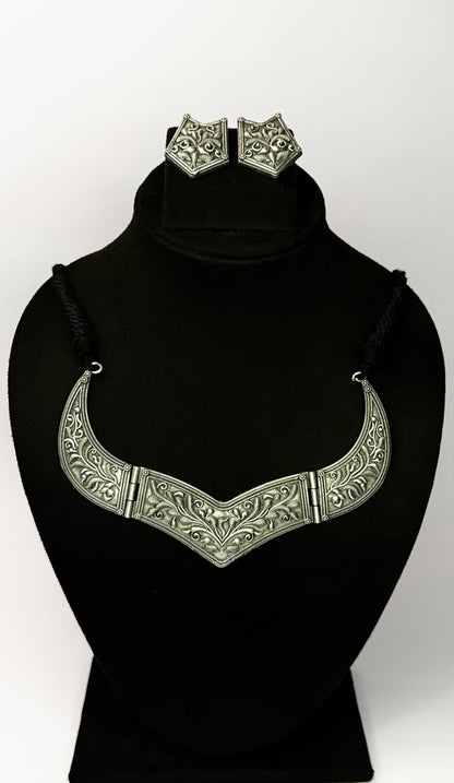 Heritage Scroll Choker Set